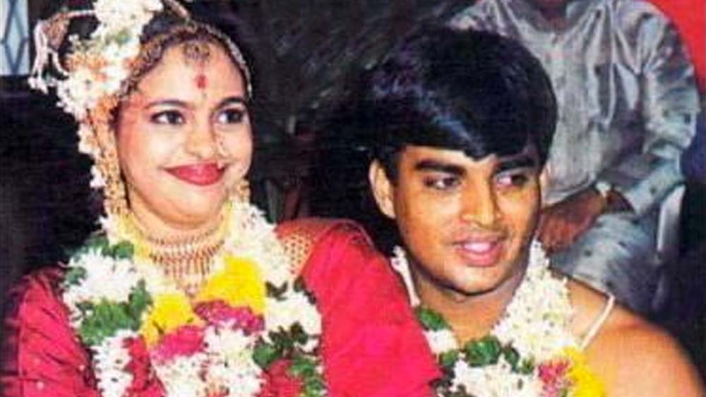 সরিতা পরে বিমানসেবিকার কাজে সুযোগ পান। তিনি মনে করেন, তাঁর গ্রুমিংয়ের পিছনে প্রশিক্ষক মাধবনের ভূমিকা প্রধান ছিল। তিনি কৃতজ্ঞতা জানাতে মাধবনকে নৈশভোজে আমন্ত্রণ জানান। সেখান থেকেই শুরু আলাপ। তার পর প্রেম ও পরিণয়। আট বছর প্রেমপর্বের পরে ১৯৯৯ সালে বলিউডে কেরিয়ার শুরুর আগে বিয়ে করেন মাধবন ও সরিতা।