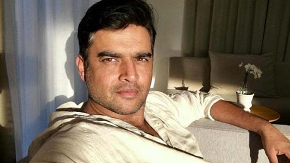 তিন বছর বিরতি অনেকটাই পিছিয়ে দিয়েছে মাধবনকে। তত দিনে বলিউডের রাজপাট চলে গিয়েছে অন্যদের হাতে। কিন্তু রাজপাট হারিয়েও মাধবন নিজের আলাদা জায়গা ধরে রেখেছেন। তিনি বেশি চুজি, নাকি বলিউড তাঁকে বেশি গুরুত্ব দেয়নি, সেই বিতর্ক ঢুকতে পারেনি তাঁর নিজস্ব জগতে।