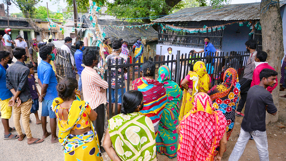 জমায়েত: এ ভাবেই চলে ওই মীমাংসা সভা। নিজস্ব চিত্র