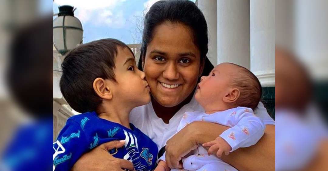 সলমন খানের বোন অর্পিতা খান। তাঁর ও আয়ূষ শর্মার মেয়ের নাম আয়াত। তাঁদের বড় ছেলের নাম আহিল।