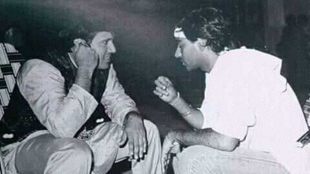 অজয় তখন নবাগত। অন্যদিকে গোবিন্দার আকাশ তখন সুবিশাল। এই অবস্থায় সাধারণত সিনিয়রদেরই জায়গা ছেড়ে দেওয়া হয়। কিন্তু গোবিন্দা খবর পাওয়া মাত্রই ফোন করলেন অজয়কে। জিজ্ঞাসা করলেন খুঁটিনাটি। অজয়ও সবিস্তারে জানালেন সব কথা।