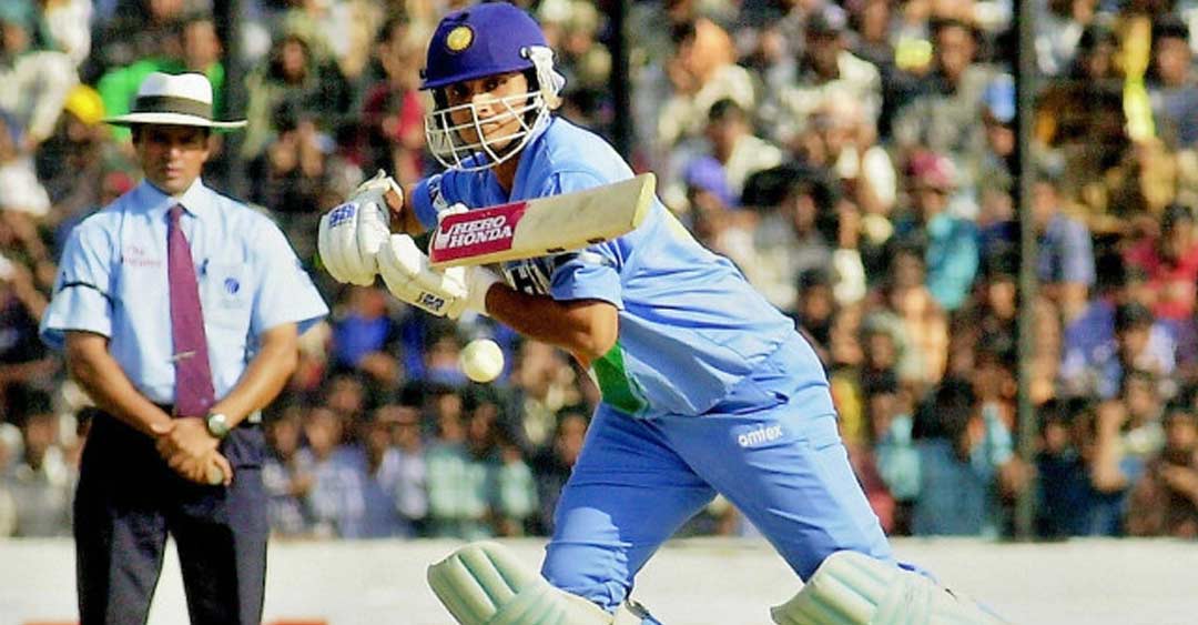 সৌরভ গঙ্গোপাধ্যায় — তখন ভারতীয় দলের রিমোট কন্ট্রোল সৌরভ গঙ্গোপাধ্যায়ের হাতে। তাঁর নেতৃত্বেই ধোনির অভিষেক হয়েছিল ভারতীয় দলে। বাংলাদেশের বিরুদ্ধে সেই ম্যাচে ওপেন করতে নেমেছিলেন সৌরভ। দলের অধিনায়কও ছিলেন তিনি। সেই ম্যাচে অবশ্য একেবারেই রান পাননি। ২০০৮ সালে অবসর নেন সৌরভ। এখন তিনি ভারতীয় ক্রিকেট কন্ট্রোল বোর্ডের প্রেসিডেন্ট।