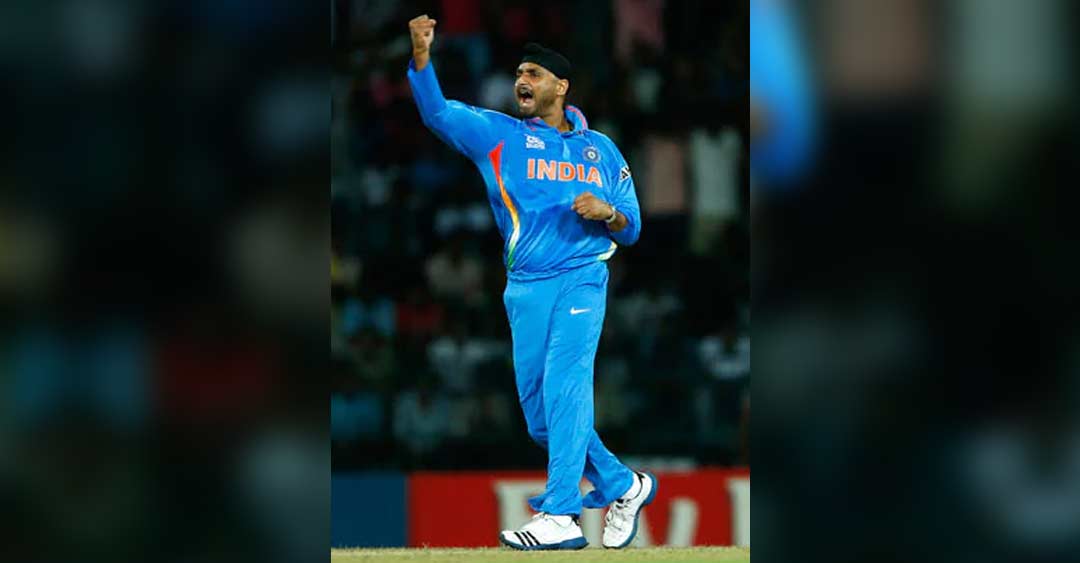 হরভজন সিংহ— সেই সময়ে ভাজ্জি ছিলেন ভারতীয় দলের অন্যতম প্রধান সদস্য। ধোনির অভিষেক ম্যাচে ভাজ্জি বল হাতে পাননি একটি উইকেটও। ২০১১ সালে ভারত বিশ্বচ্যাম্পিয়ন হয়েছিল। ভাজ্জি ছিলেন দলের অন্যতম প্রধান। রবিচন্দ্রন অশ্বিনের উত্থানের জন্য হরভজন জায়গা হারান। বর্তমানে আইপিএল-এ চেন্নাই সুপার কিংসের হয়ে খেলছেন তিনি।