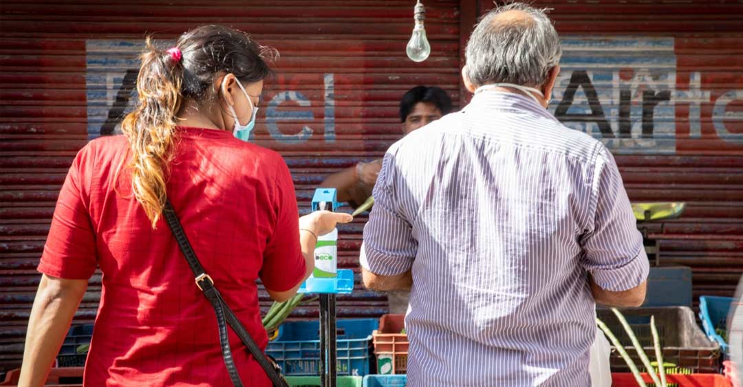 ইতিমধ্যেই মহারাষ্ট্রে করোনা আক্রান্তের সংখ্যা ১৯ হাজার ছাড়িয়েছে। সে রাজ্যে আক্রান্তের সংখ্যা সব থেকে বেশি মুম্বইয়ে। এই পরিস্থিতিতে সেখানকার বাজার, বাসস্ট্যান্ড-সহ বিভিন্ন জায়গায় স্যানিটাইজার স্টেশন বসানোর কাজ করছে একটি ইকো স্টার্ট আপ সংস্থা।