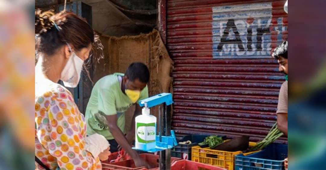 তবে তাদের বসানো স্যানিটাইজার স্টেশনের সব থেকে বড় বৈশিষ্ট্য হল, এর গায়ে হাত না লাগিয়েই নেওয়া যাবে স্যানিটাইজার। এই সব স্টেশনের নাম ‘হ্যান্ডস ফ্রি স্যানিটাইজার স্টেশন’।