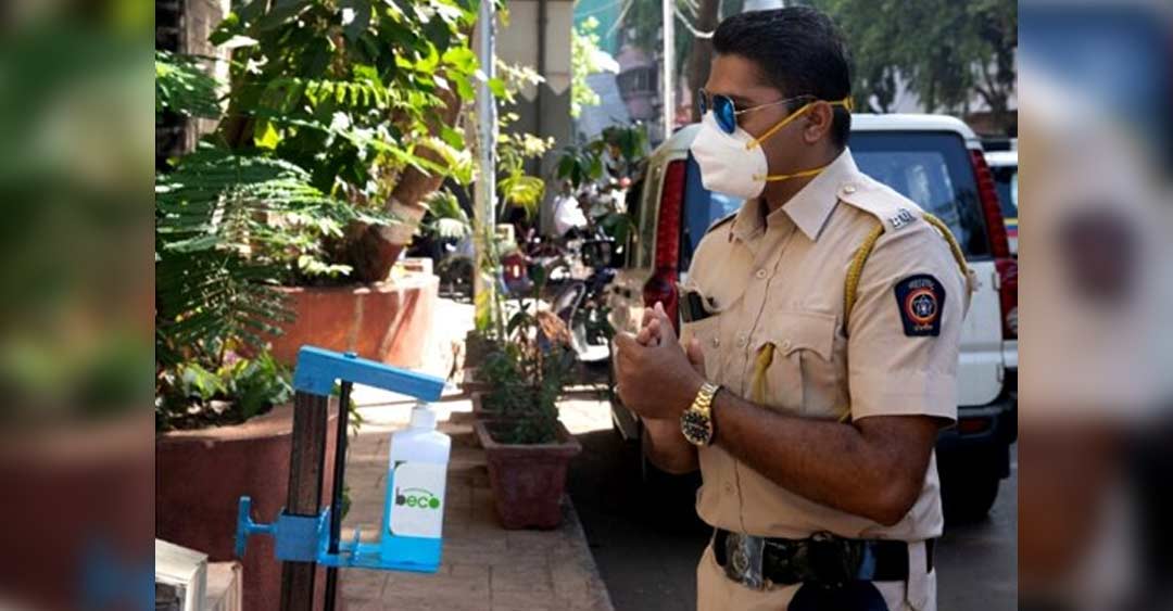 বাজারে দোকানে রাখা স্যানিটাইজারের বোতল থেকে হাতে করে স্যানিটাইজার নিলে সংক্রমণ আশঙ্কা কিছুটা হলেও থেকে যায়। হয়ত এক জন সংক্রমিত হাত দিয়ে স্যানিটাইজার নিয়েছেন। তার পর এক জন সুস্থ ব্যক্তি হাত দিয়ে সেই বোতল থেকে স্যানিটাইজার নিলে তারও সংক্রমণের আশঙ্কা থেকে যায়।