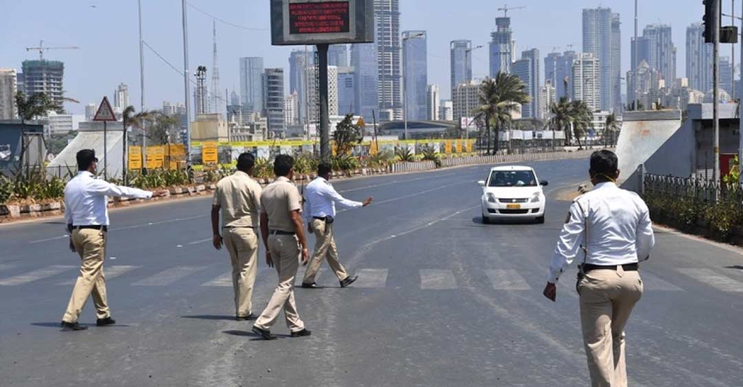 পাশাপাশি তাঁদের এই উদ্যোগ কর্মসংস্থানও জোগাচ্ছে অনেককে। ৭৫ জন কর্মী ছাড়াও ৩০ জন দৈনিক মজুর হিসাবে কাজ করছেন তাঁদের সংস্থায়। পাশাপাশি এক বন্ধুর সহযোগিতায় মুম্বইয়ের পিছিয়ে থাকা এলাকায় জনসচেতনতা গড়ার কাজও চালাচ্ছেন তাঁরা।