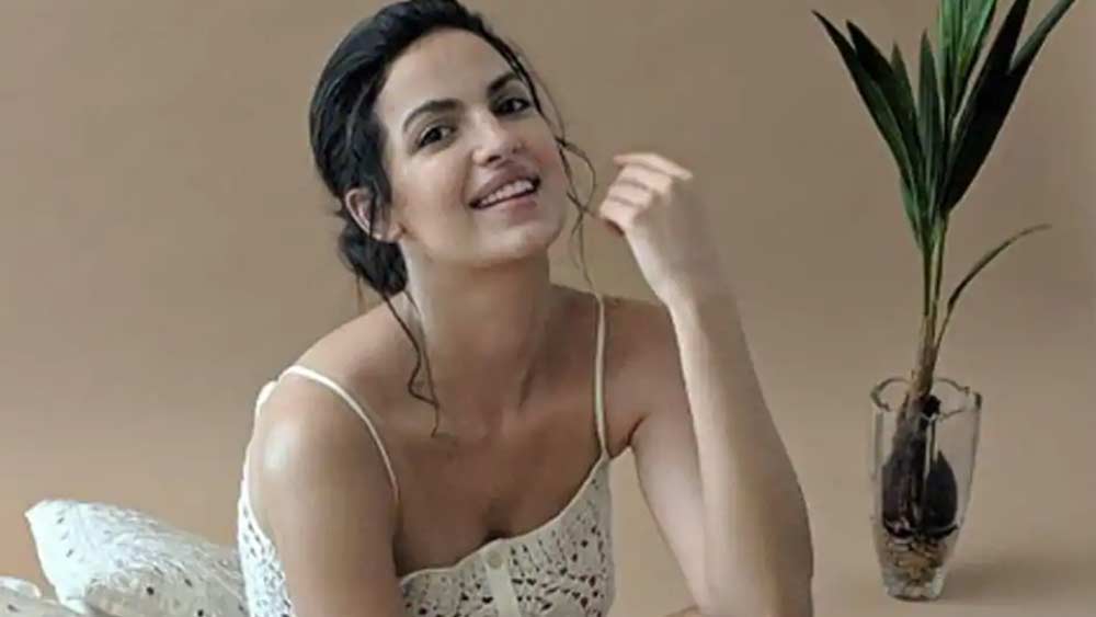 ২০১২ সালে নাতাসা ভারতে চলে আসেন কেরিয়ারের খোঁজে। প্রথমে মডেলিং দিয়ে শুরু। ফিলিপস, ক্যাডবেরি, টেটলি, জনসন অ্যান্ড জনসন-সহ বহু ব্র্যান্ডের বিজ্ঞাপনী মুখ ছিলেন তিনি।