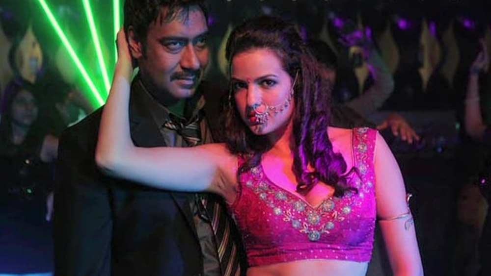 এক বছরের মধ্যেই সুযোগ সিনেমায়। প্রকাশ ঝা-র পরিচালনায় ‘সত্যাগ্রহ’ ছবিতে প্রথম অভিনয়। ‘আইয়ো জি’ নাচে তাঁকে দেখা যায় অজয় দেবগণের সঙ্গে।