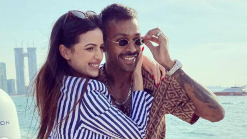 হার্দিকের জন্মদিনে ইনস্টাগ্রামে বিরাট একটি বার্তা দিয়েছিলেন নাতাসা। তিনি লিখেছিলেন, ‘‘তুমি আমার সেরা বন্ধু, সবচেয়ে শক্তিশালী এবং সুন্দর সঙ্গী। এই বছরটায় অনেক উত্থান-পতনের মধ্যে দিয়ে এগোতে হয়েছে তোমাকে। অনেক ভাল মুহূর্ত যেমন এসেছে, তেমনই কিছু বিষয় আদৌ কাঙ্ক্ষিত ছিল না। কিন্তু সেই অভিজ্ঞতা তোমাকে আরও শক্তিশালী করেছে। তোমাকে নিয়ে আমি গর্বিত। নিজের লক্ষ্যে এগিয়ে চলো। তোমার পাশে আমি রয়েছি।”