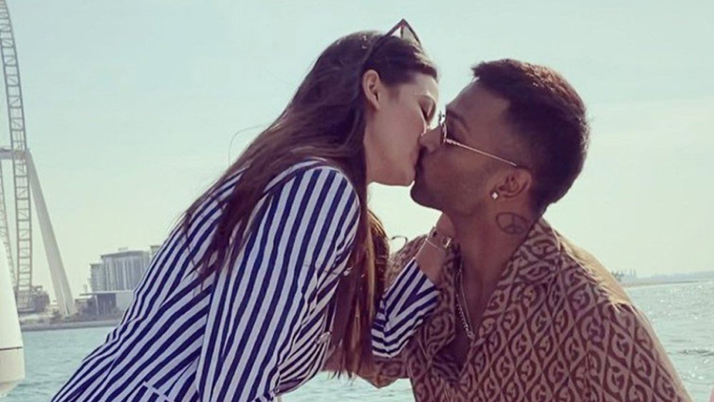 তার পরেই ছবিটা অনেকটাই স্পষ্ট হয়ে যায়। অবশেষে সেই জল্পনার অবসান ঘটান স্বয়ং হার্দিক। দুবাইয়ে বাগদানের পরে সে খবর জানান সোশ্যাল মিডিয়ায়।