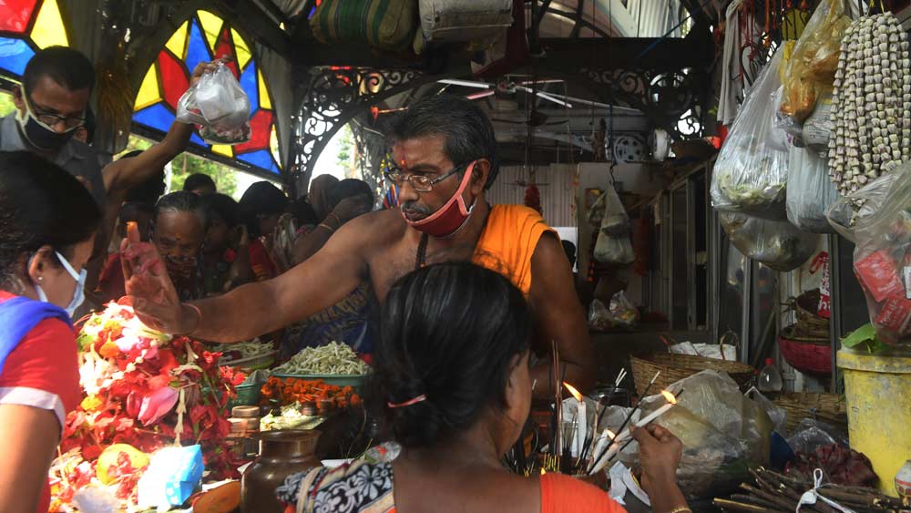 প্রথম দফার ‘আনলক’-এ খুলবে মন্দির-মসজিদ-গির্জার মতো সমস্ত ধর্মস্থান। খুলে যাবে হোটেল-রেস্তরাঁ এবং শপিং মলও।