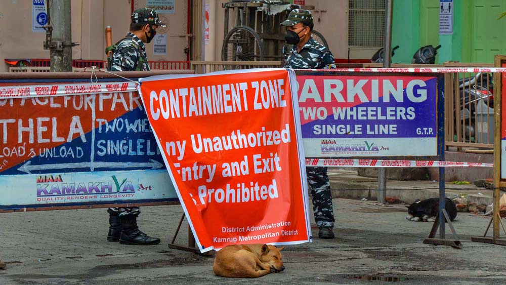 কনটেনমেন্ট জোনগুলোতে কী ব্যবস্থা নেওয়া হবে? এ প্রসঙ্গে বলা হয়েছে, স্বাস্থ্য মন্ত্রকের নির্দেশ মেনে কনটেনমেন্ট জোন চিহ্নিত করবে জেলা প্রশাসন। শুধুমাত্র অত্যাবশ্যক কাজকর্মের অনুমতি থাকবে এই জোনে।