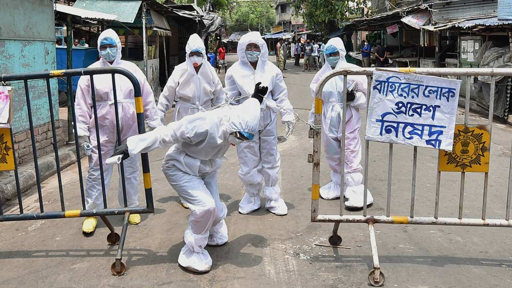 কনটেনমেন্ট জোনের সীমানায় কড়া নিয়ন্ত্রণ থাকবে। চিকিত্সার প্রয়োজন ছাড়া বাইরে যাওয়া বা ভিতরে ঢোকার অনুমতি মিলবে না।