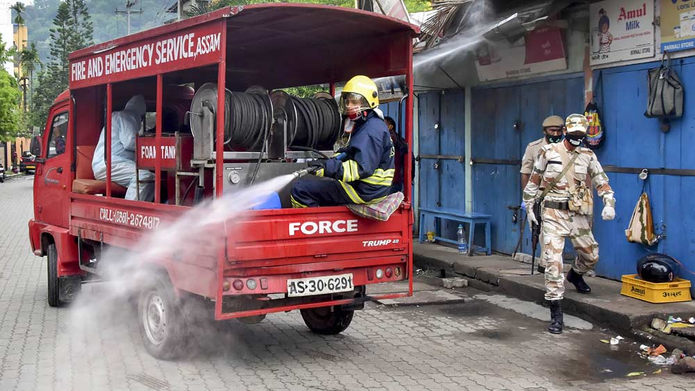 কনটেনমেন্ট জোনের বাইরে যেখানে নতুন সংক্রমণ ছড়ানোর আশঙ্কা রয়েছে, সেখানে বাফার জোন চিহ্নিত করবে রাজ্য। প্রয়োজন মনে করলে কনটেনমেন্ট জোনের বাইরেও নিয়ন্ত্রণ জারি করতে পারে রাজ্য।