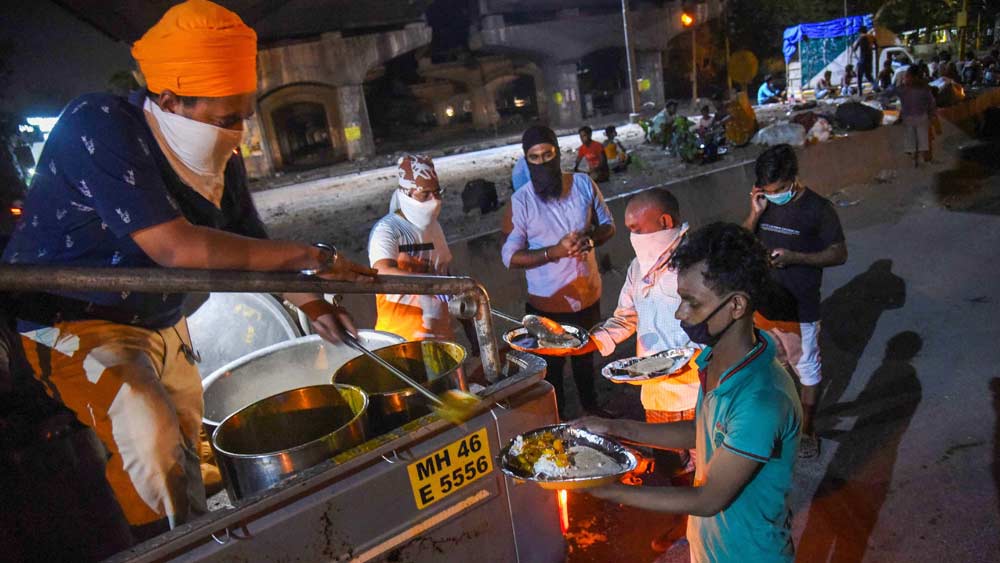 রাতের কার্ফু বজায় থাকবে। তবে সময়টা বদলেছে। আগে কার্ফুর সময় ছিল সন্ধ্যা ৭টা থেকে সকাল ৭টা। পরিবর্তিত সময়ে কার্ফু বহাল থাকবে রাত ৯টা থেকে ভোর ৫টা পর্যন্ত।