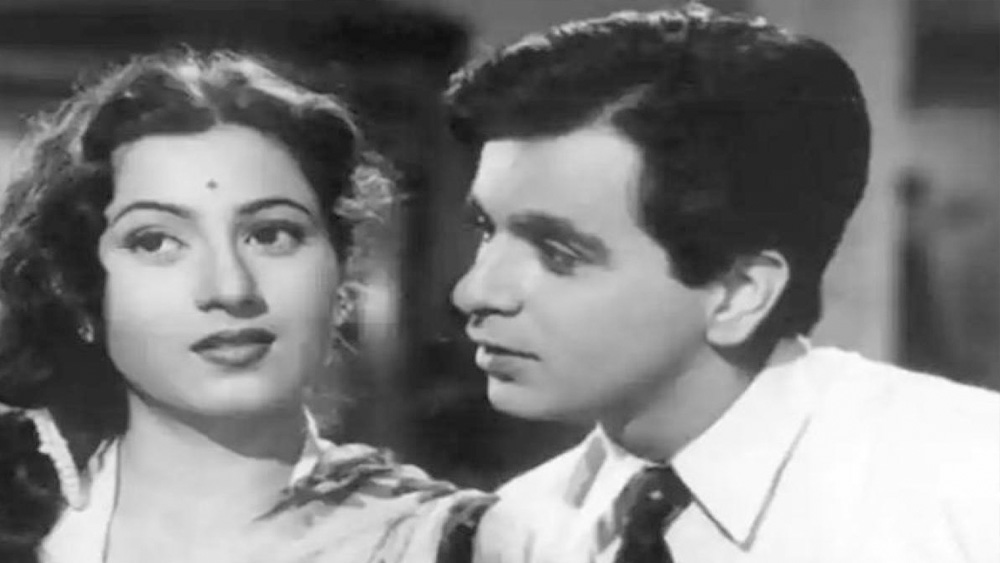 এর পর দিলীপকুমার প্রেমে পড়েন মধুবালার। দীর্ঘ সাত বছর চলেছিল তাঁদের প্রেমপর্ব। এই সম্পর্ক ভেঙে যায় দুই তারকার ইগো-সমস্যায়। একটি ছবির শুটিং লোকেশনে মধুবালাকে যেতে দিতে রাজি ছিলেন না তাঁর বাবা।