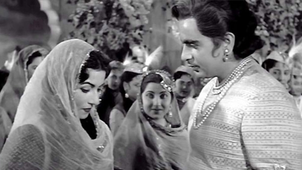 অন্য দিকে মধুবালার বক্তব্য ছিল, দিলীপকুমারের কাছে অপমানিত হয়েছেন তাঁর বাবা আতাউল্লাহ খান। তিনি তাঁর বাবার বিরুদ্ধাচারণ করতে পারেননি। মধুবালার কথায় আতাউল্লাহর কাছে ক্ষমা চাননি দিলীপকুমার। চাপানউতোরের জেরে ভেঙে যায় দিলীপকুমার-মধুবালা প্রেম।