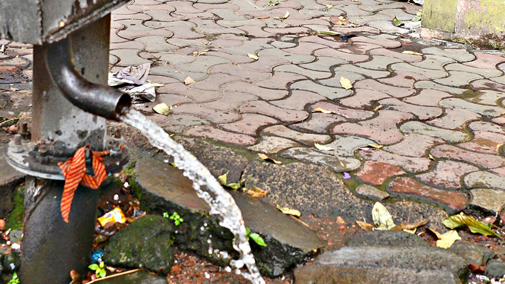 অপচয়: কল থেকে পড়ে যাচ্ছে জল। মঙ্গলবার, বৌবাজারে। নিজস্ব চিত্র