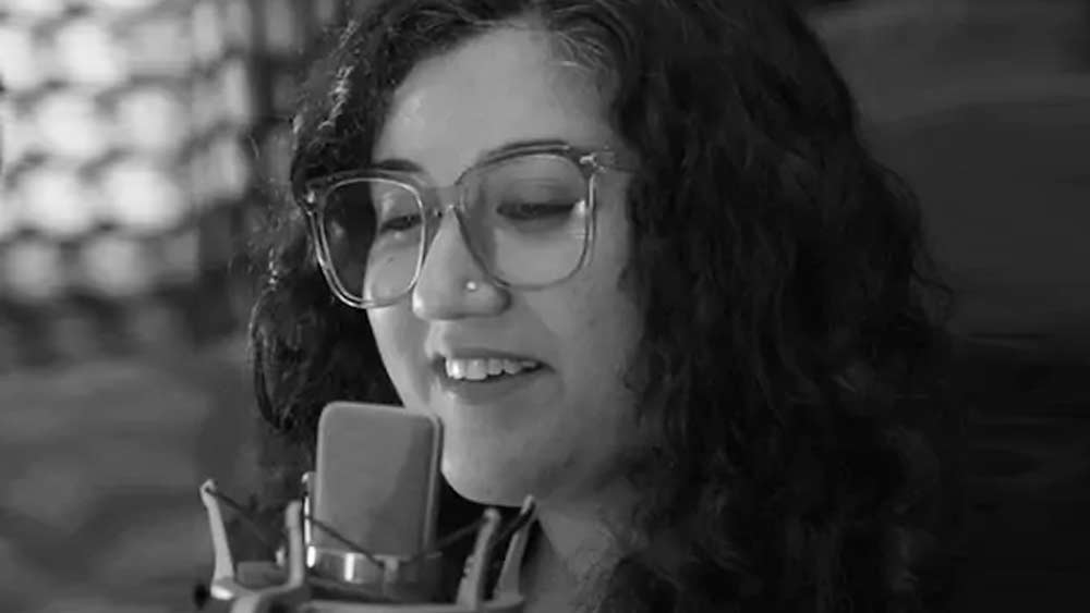 কিন্তু জানেন কি কোভিড কলার টিউনের নেপথ্য কারিগর কে? কার কণ্ঠ এটা? তিনি ভয়েস আর্টিস্ট জ্যাসলিন ভল্লা। তিনি-ই ভয়েস ওভার দিয়েছেন। গত কয়েক দিন ধরে নিজেও কলার টিউনে শুনছেন নিজের কণ্ঠ।