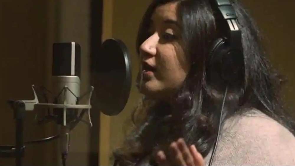 সেইসঙ্গে এও বলা হল, কাজ শেষ করতে হবে দ্রুত। সব দিক মাথায় রেখে ঘরে বসেই রেকর্ড করলেন জ্যাসলিন। হিন্দি ও ইংরিজি, দু’টি ভাষায় তিনি রেকর্ড করেন। তখন ভেবেছিলেন, হয়তো দিন দশেকের জন্য তাঁর কণ্ঠ কলারটিউন হয়ে বাজবে।