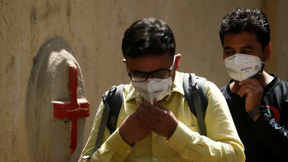 কিন্তু তিনি ভুল প্রমাণিত হলেন। জ্যাসলিনের কণ্ঠ বেজেই চলল অতিমারির বিরুদ্ধে লড়াইয়ের সাবধানবাণী শুনিয়ে। ফোন করে তিরিশ সেকেন্ড ধরে স্বকণ্ঠে সাবধানবাণী শুনে জ্যাসলিনের প্রথমে বেশ অস্বস্তি হত। মনে হত, কেমন যেন অশরীরী অভিজ্ঞতা। তার পর অবশ্য অভ্যাস হয়ে যায়।