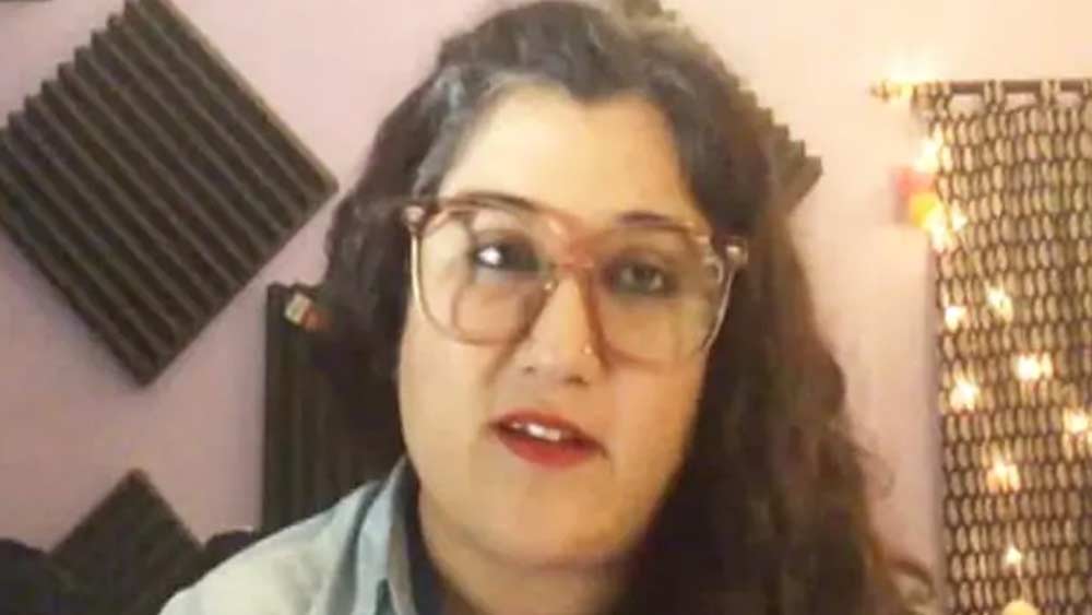 অবসরে গান আর কবিতা লিখতে ভালবাসেন জ্যাসলিন। সব হয়তো বাণিজ্যিক ভাবে ব্যবহার করা হয় না। কিন্তু তিনি লিখে চলেন মনের খেয়ালে।