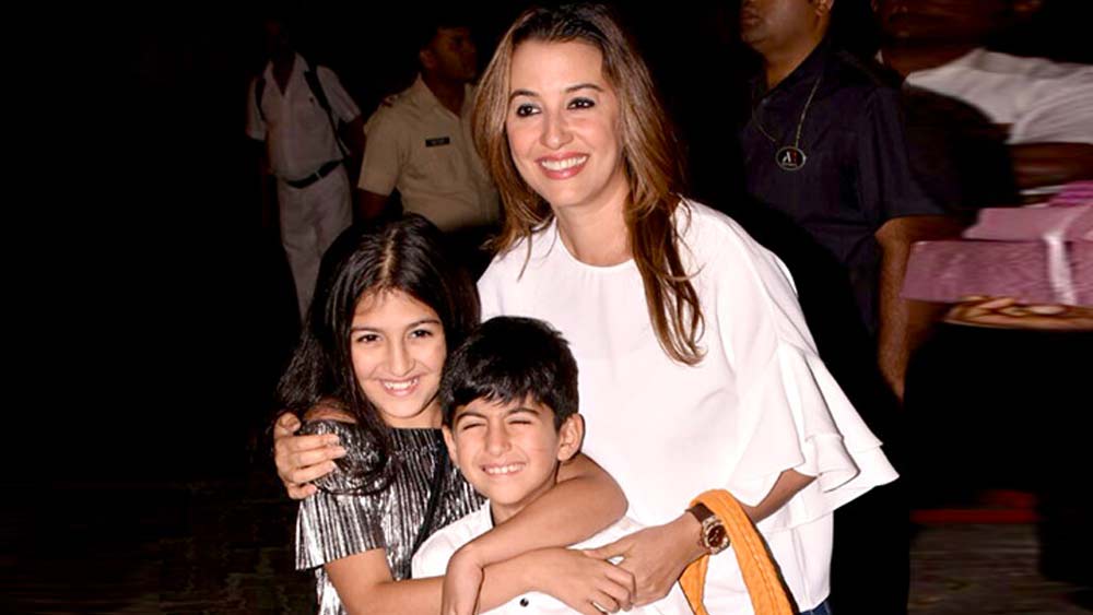 ২০০৬ সালে পেরিজাদ বিয়ে করেন শিল্পপতি বোমান রুস্তম ইরানিকে। মেয়ে জায়া এবং ছেলে জায়াদকে নিয়ে তাঁদের ভরপুর সংসার।