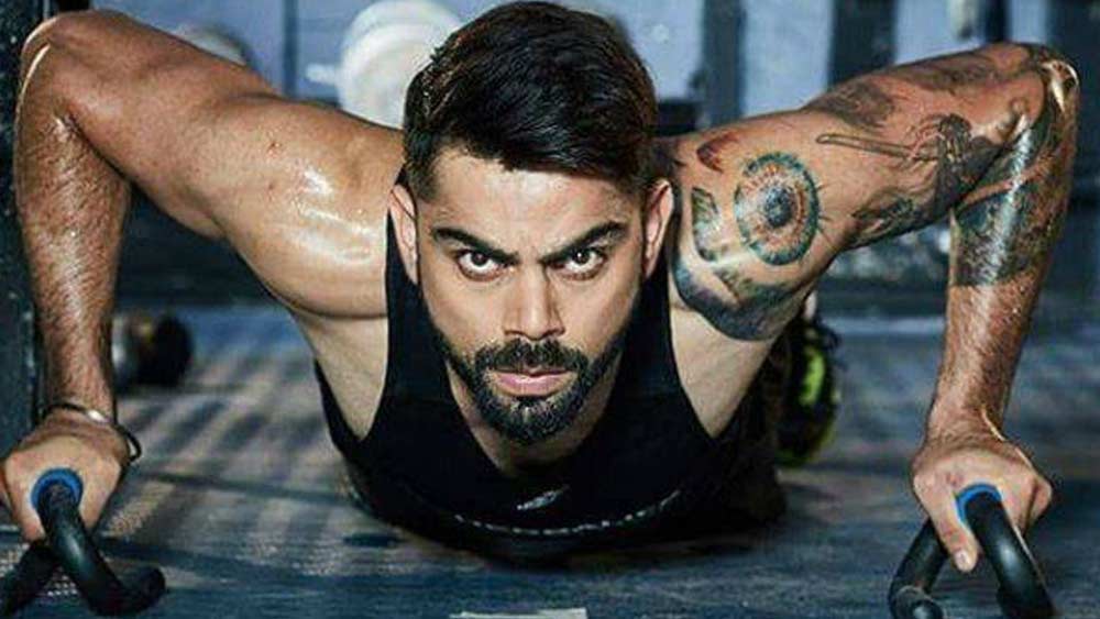 তিন ধরনের ক্রিকেটেই আন্তর্জাতিক আসরে গড় পঞ্চাশের উপরে। বিরাট কোহালিকে এই সময়ের সেরা ব্যাটসম্যান মানেন অনেকেই। উঠতি ক্রিকেটারের কাছে তাঁর সাধনা, পরিশ্রম, সঙ্কল্প আদর্শ। আবার তাঁর স্টাইল স্টেটমেন্টও তরুণদের কাছে সাড়াজাগানো। তাঁর শরীরে রয়েছে ১১টি ট্যাটু, যার প্রতিটার রয়েছে আলাদা অর্থ।