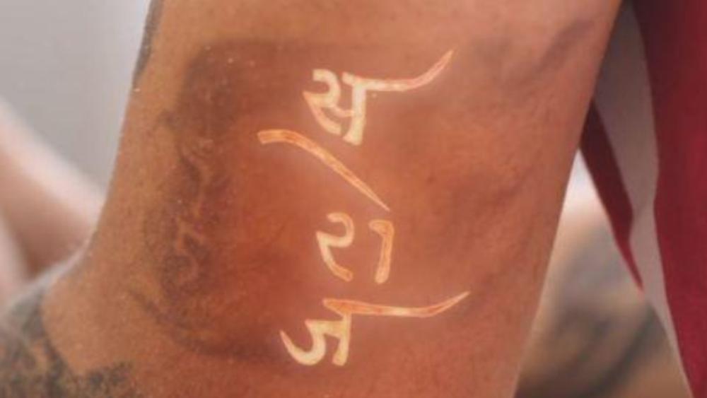 ‘মাদার্স নেম’ বা মা সরোজের নামেও ট্যাটু রয়েছে বিরাটের। যাতে পরিষ্কার, বাইরে থেকে তিনি যতই ডাকাবুকো হন না কেন, পারিবারিক মূল্যবোধ যথেষ্টই রয়েছে তাঁর।