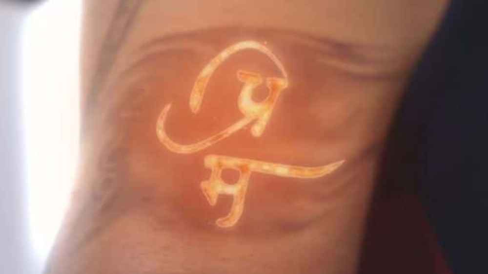 বাবার নামেও রয়েছে ট্যাটু। কোহালির বাবার নাম প্রেম, যিনি প্রয়াত হন ২০০৬ সালে। কোহালি তখন রঞ্জি ম্যাচ খেলছিলেন। বাবার মৃত্যু ছিল তাঁর কাছে জোরদার ধাক্কা।