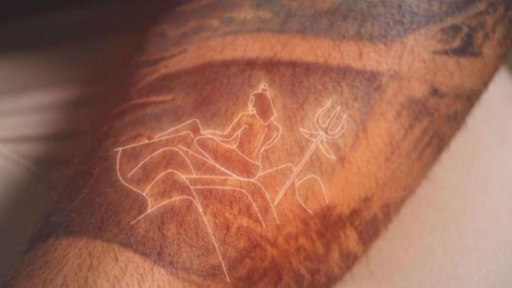 ‘লর্ড শিবা’ নামে এক ট্যাটু রয়েছে কোহালির। শিব মানে এখানে প্রলয় বা ধ্বংসের প্রতীক। নিজের মধ্যে কিছু জিনিসকে কোহালি দমিয়ে রাখতে চান। তাই এই ট্যাটু, জানিয়েছিলেন তিনি।