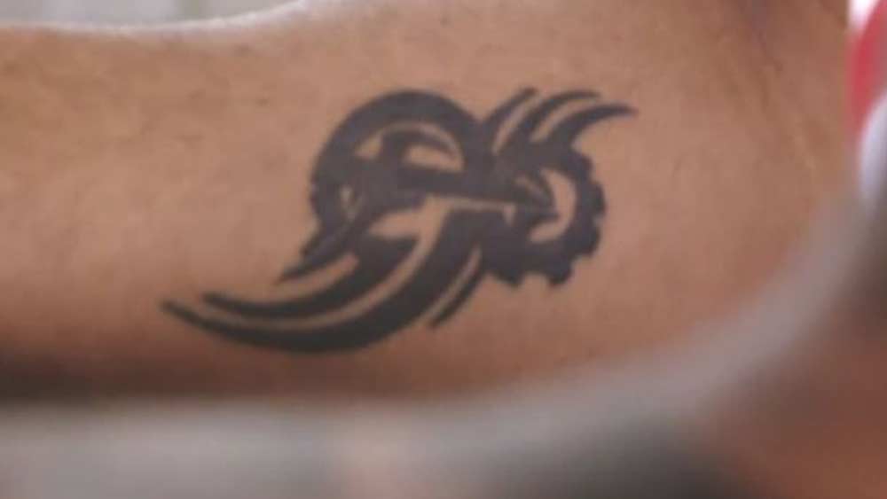 ‘ট্রাইবাল আর্ট’ নামের ট্যাটু বিরাটের প্রথম দিকের ট্যাটু। এটা আগ্রাসনের প্রতীক।