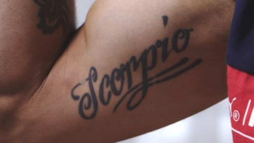 বিরাটের রাশি হল কর্কট। ডান হাতে ‘জোডিয়াক সাইন’ নামের এই ট্যাটুতে ‘স্করপিও’ লেখা রয়েছে।