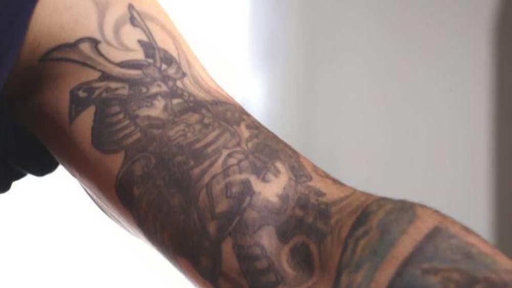 জাপানে একসময় সামুরাইদের খুব কদর ছিল। সামুরাইদের চরিত্রের সঙ্গে ন্যায়পরায়ণতা, সাহসিকতা, সততা, বিশ্বস্ততা রয়েছে বলে মনে করেন কোহালি। সেই কারণেই ‘জাপানিজ সামুরাই’ নামে ট্যাটু করিয়েছেন তিনি।