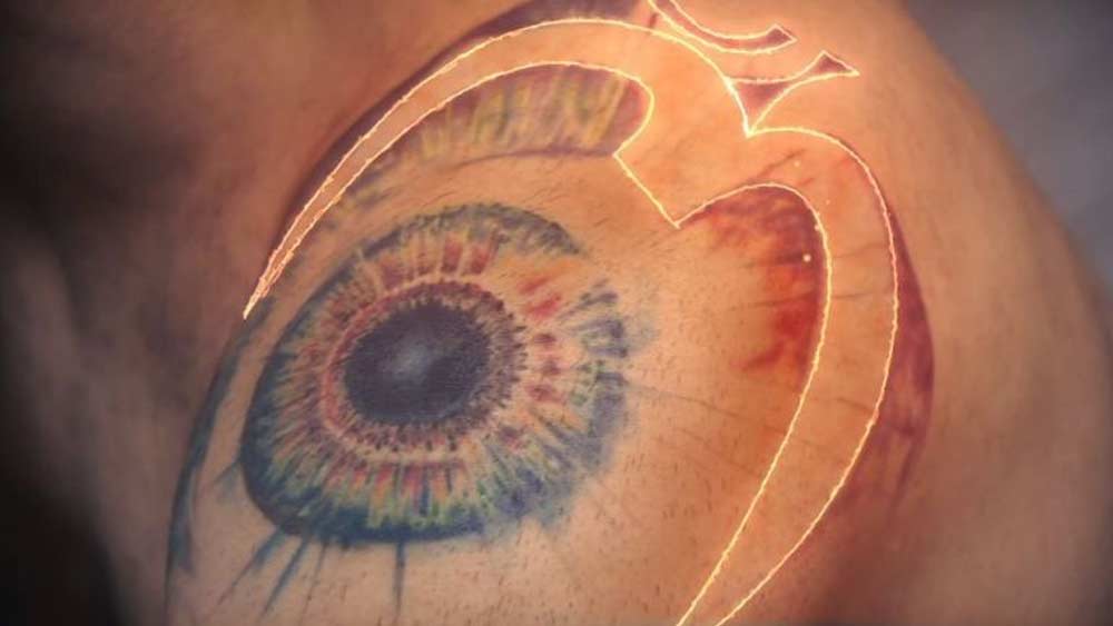 বিশ্ব জুড়ে ‘ওম’ শব্দকে মানা হয় ঐশ্বরিক শক্তির অঙ্গ হিসেবে। কোহালিকে এই ট্যাটু মনে করায় যে, এই বিশাল পৃথিবীতে মানুষ কত ক্ষুদ্র। আত্মতুষ্টি যাতে গ্রাস না করে, অহঙ্কার যাতে না আসে। সেই কারণেই এই ট্যাটু করিয়েছেন ভারত অধিনায়ক।