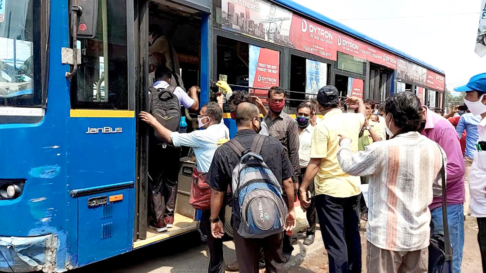 ভিড়কে সঙ্গী করেই যাতায়াত। মঙ্গলবার ব্যারাকপুরে। ছবি: সজল চট্টোপাধ্যায়