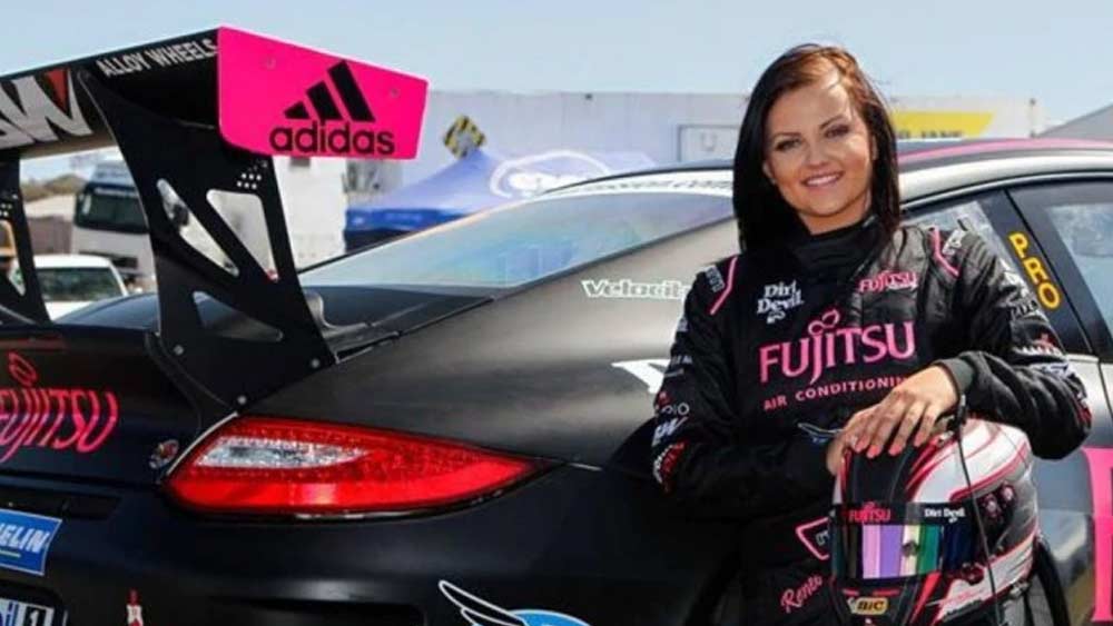 রেনির জন্ম ১৯৯৫ সালের ৫ জানুয়ারি। গত ১৪ বছরের মধ্যে তিনি-ই হয়ে ওঠেন প্রথম পূর্ণ সময়ের মহিলা সুপারকার ড্রাইভার। ২০১৩ সালে তিনি প্রথম মহিলা প্রতিযোগী হিসেবে অংশ নেন পোর্শে ক্যারেরা কাপ অস্ট্রেলিয়া চ্যাম্পিয়নশিপে।