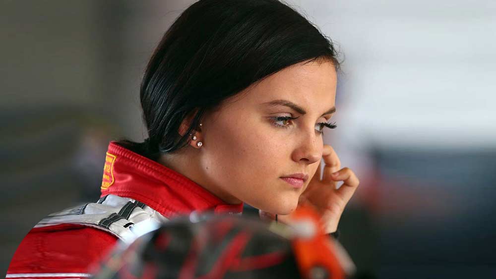 কিন্তু সাধ আর সাধ্যের মেলবন্ধন সব সময় সম্ভব হয় না। রেনের জীবনেও সে রকমই হল। তিনি যা উপার্জন করতেন, তা দিয়ে রেসিং কার ড্রাইভার-এর পেশা এগিয়ে নিয়ে যাওয়া সম্ভব হচ্ছিল না।