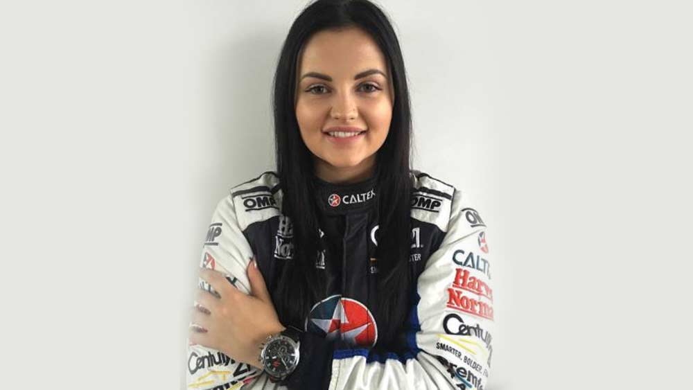 বাধ্য হয়ে স্বপ্ন ভুলে চালকের আসন থেকে উঠে গাড়ির পিছনে চলে গেলেন রেনি। কাজ নিলেন রেসিং কার রাখার জায়গায়। গাড়ি চালানোর বদলে তিনি তখন রেসিং কার-এর যত্ন আত্তি করতেন।