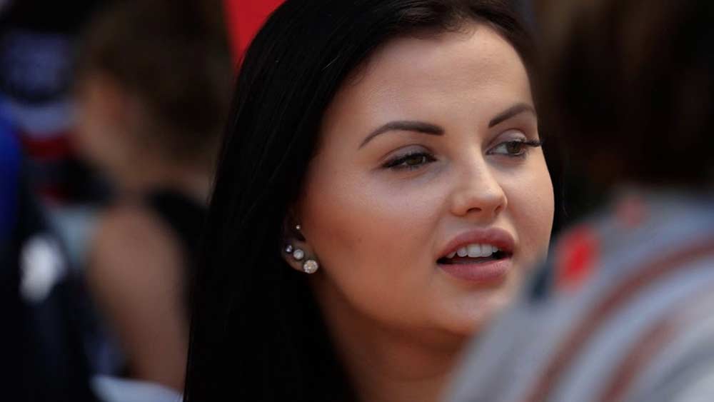 কিন্তু সেই পেশাতেও থাকতে পারলেন না। একে অর্থকষ্ট। তার উপর যে গাড়ি এক দিন নিজে চালাতেন, তার রক্ষণাবেক্ষণের কাজে মন টেকাতে পারলেন না।