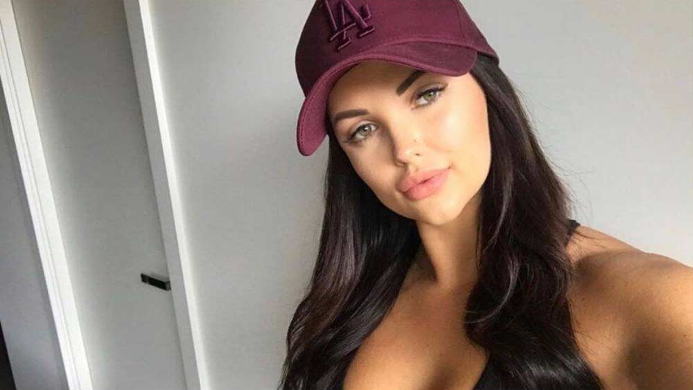 বাধ্য হয়ে একটি পর্ন ওয়েবসাইটে নিজের ছবি দিলেন রেনি। তার পর দিলেন ভিডিয়ো। প্রথম সপ্তাহেই উপার্জন করলেন তিন হাজার ডলার।