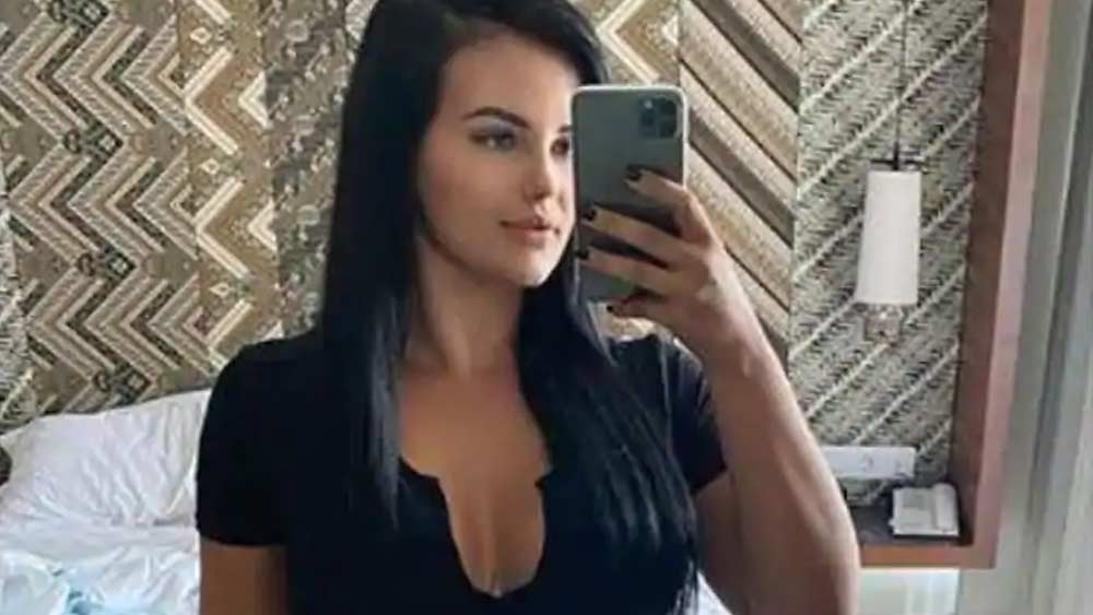 এখন তাঁর ওয়েবসাইটের সাবস্ক্রাইবার সাত হাজারের বেশি। উপার্জন করেন সপ্তাহে পঁচিশ হাজার ডলার।