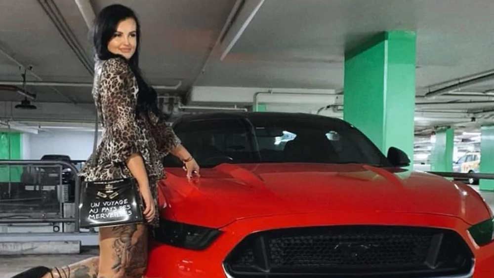 মেয়ের পেশা নিয়ে সমস্যা নেই তাঁর বাবার-ও। রেনি জানিয়েছেন, তাঁর জন্য তাঁর বাবা গর্বিত। স্বপ্নের কফিনে শেষ পেরেক পড়ে যাওয়ার পরেও যে মেয়ে বাঁচার পথ খুঁজে পেয়েছেন, তাতে খুশি তিনি।