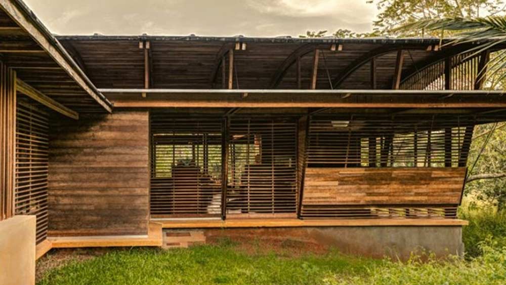 প্রকৃতি বান্ধব বাড়ি বানাতে চেয়েছিলেন ইনি। যে বাড়ি প্রকৃতির উপর বোঝা হয়ে থাকবে না। সেই চিন্তা থেকেই বানানো হয়েছে এই বাড়ি।