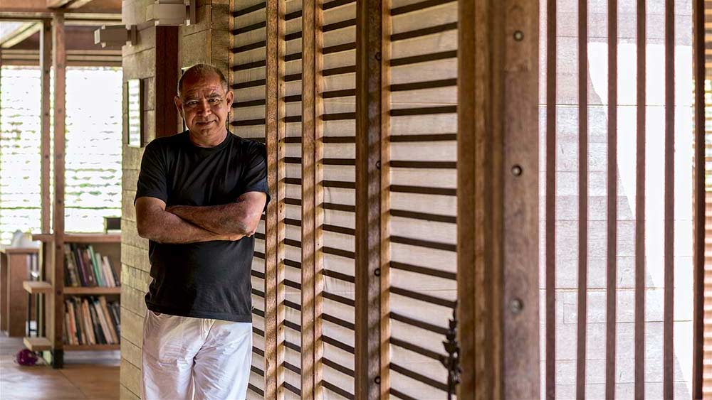 ৫৯ বছরের ইনি জানিয়েছেন, এই বাড়ি তৈরি করতে তাঁর সাড়ে চার বছর সময় লেগেছে। ফ্লুইডিটি অব স্পেসের তত্ত্ব মেনেই তৈরি হয়েছে এই বাড়ি। বাড়ি বানানোর জন্য কেন নারকেল কাঠকে বেছে নিলেন?