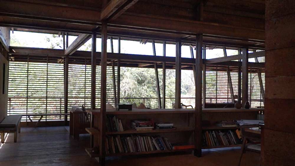 প্রথমে গাছের অংশ দিয়ে বানাতে শুরু করেছিলেন বিভিন্ন আসবাব। তার পর বাড়ি তৈরির কাজ শুরু করেন তিনি।