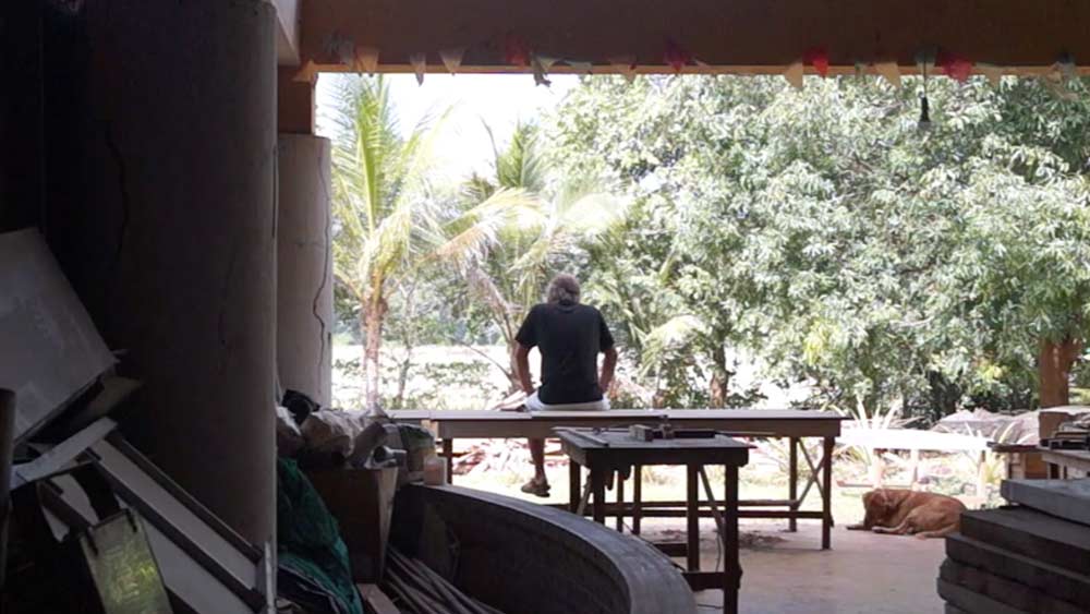 সব সময় নারকেল কাঠ সোজা পাওয়া সম্ভব হয় না। সেই সমস্যা মোকাবিলায় তিনি কাঠের আকার অনুসারে বাড়ির বিভিন্ন অংশের নকশা করেছেন।