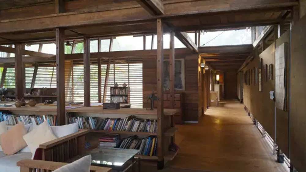 যেমন কাঠের বড় অংশগুলি তিনি ব্যবহার করেছেন ছাদ তৈরির জন্য। ছোট ছোট অংশগুলি জয়েন্ট, বোল্ট, ক্রশ সেকশনের কাজে ব্যবহার করেছেন।