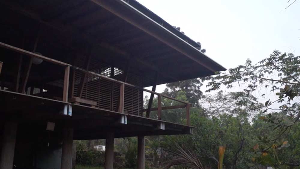 তাঁর দাবি, অন্যান্য কাঠ থেকে নারকেল কাঠ অনেক বেশি টেকসই। এমনকি সেগুন কাঠের থেকেও মজবুত ও শক্তিশালী নারকেলের গুঁড়ির কাঠ।